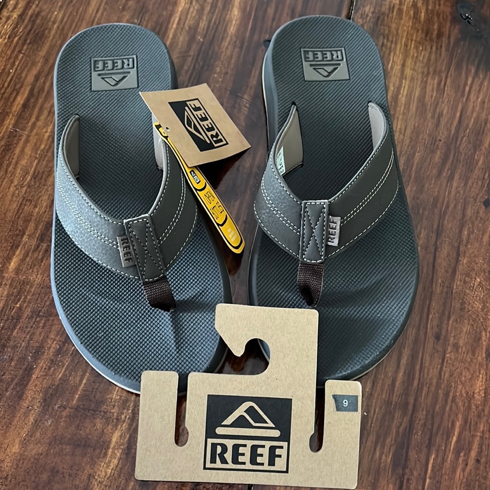 Men’s Reef flip flops size 9 … new with tags